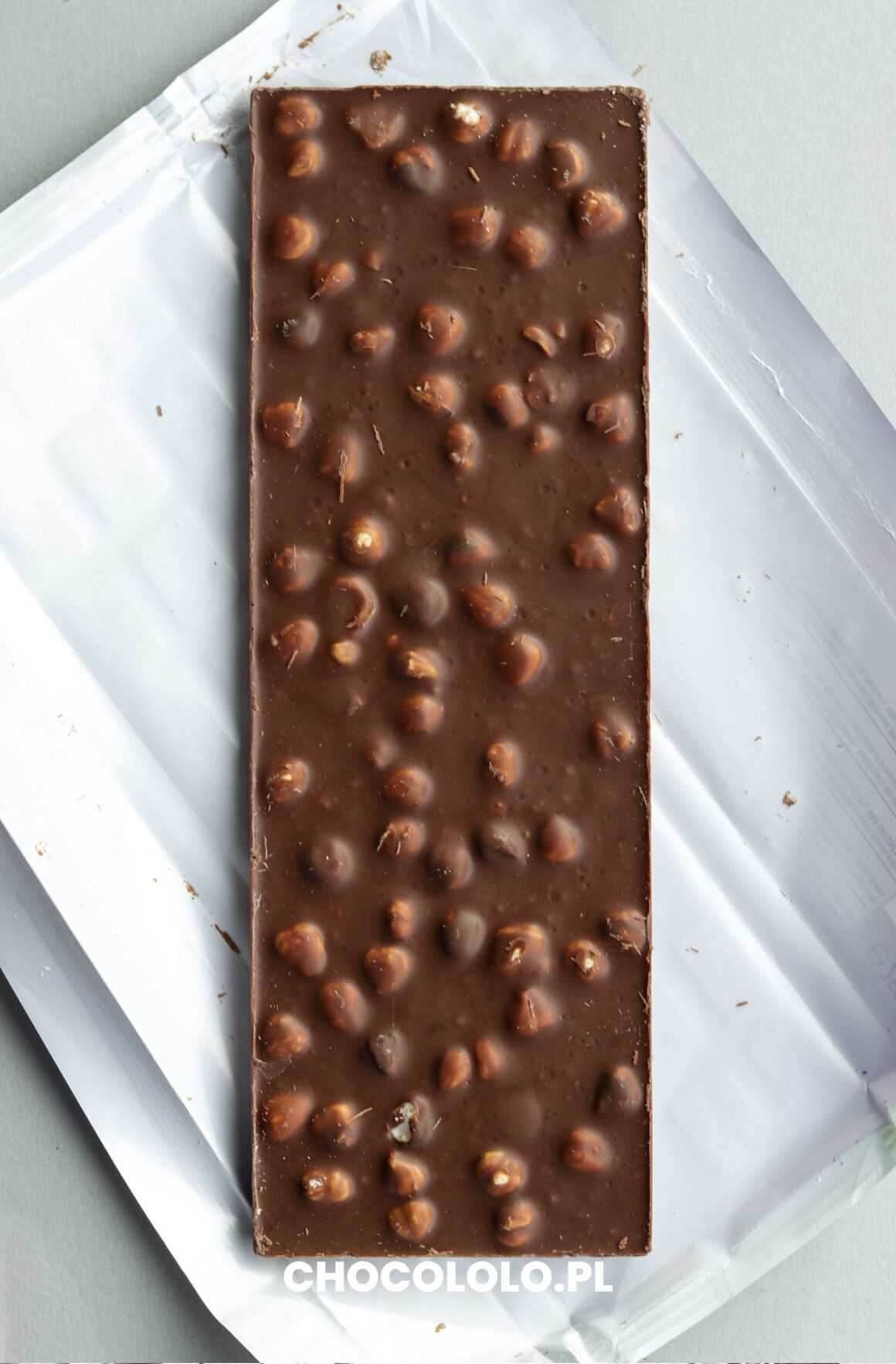 tył czekolady Milka z całymi orzechami