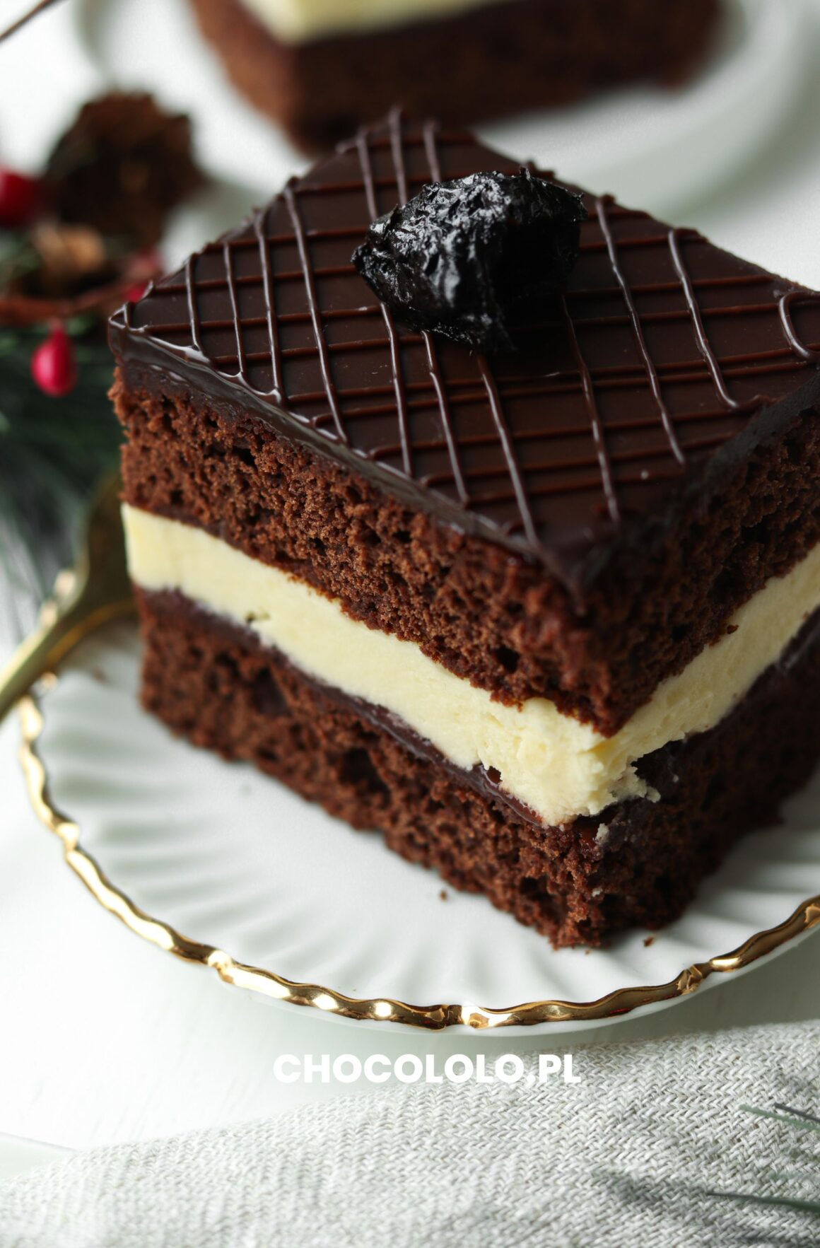 Piernikowe ciasto z kremem budyniowym i powidłami śliwkowymi