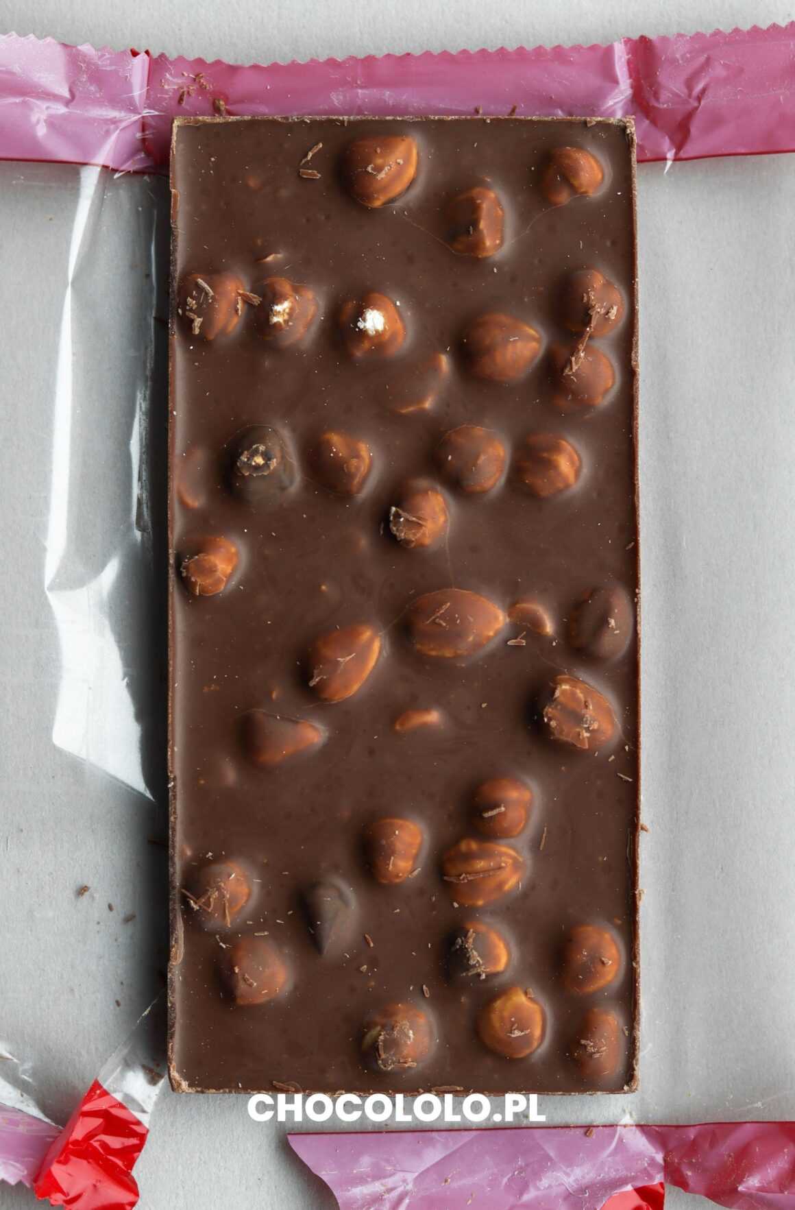 Tył tabliczki czekolady mlecznej Nussbeisser z orzechami