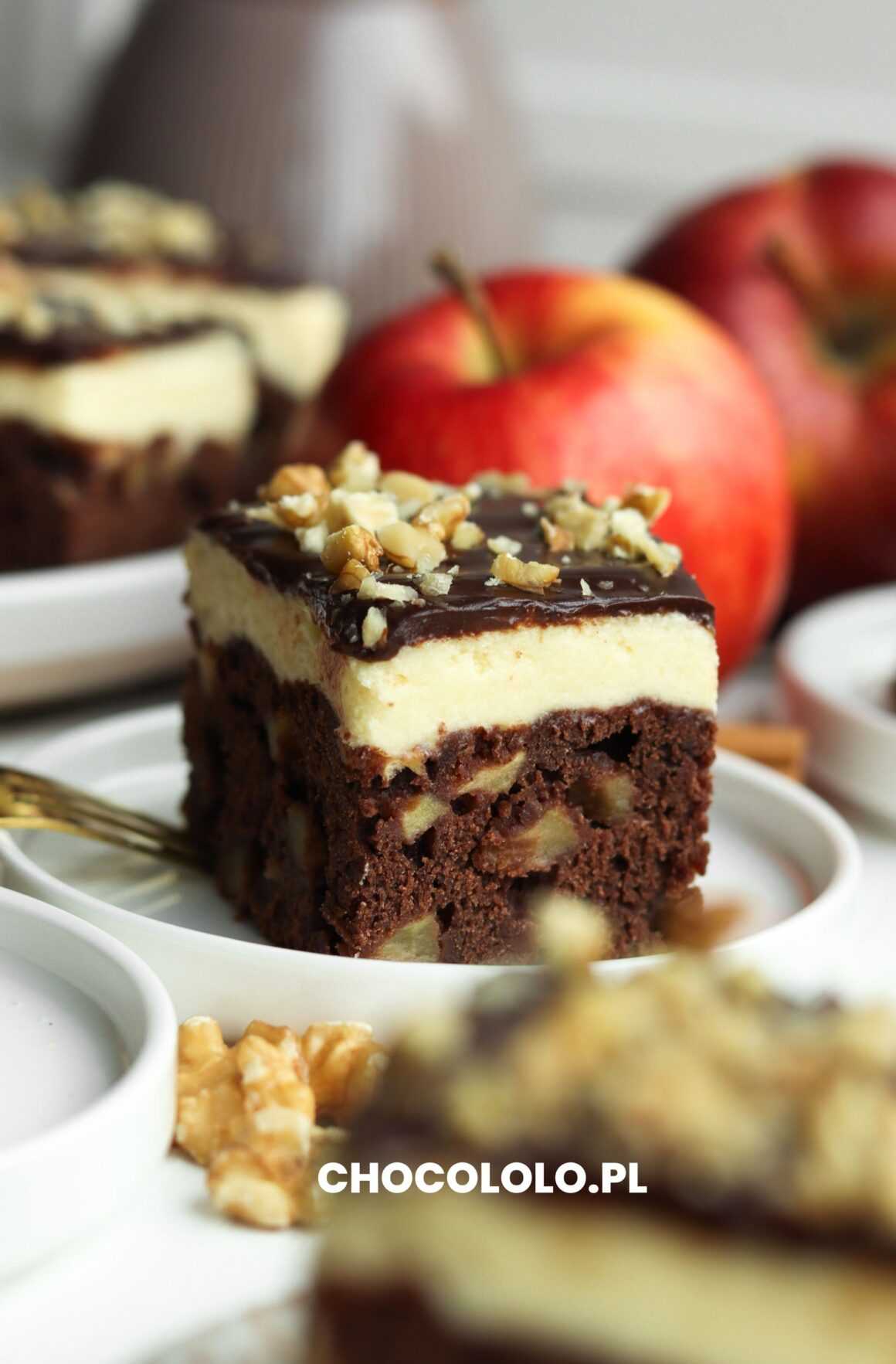 ciasto czekoladowe z jabłkami i kremem budyniowym