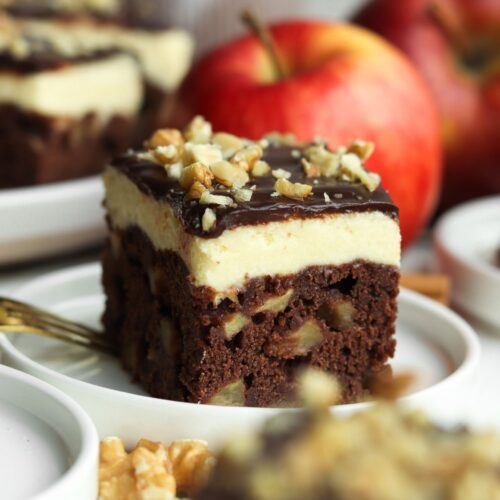 ciasto czekoladowe z jabłkami i kremem budyniowym