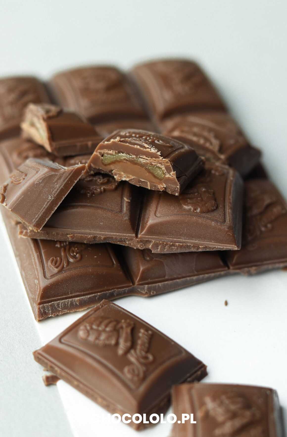 kostki mlecznej czekolady Mozart z nadzieniem pistacjowym