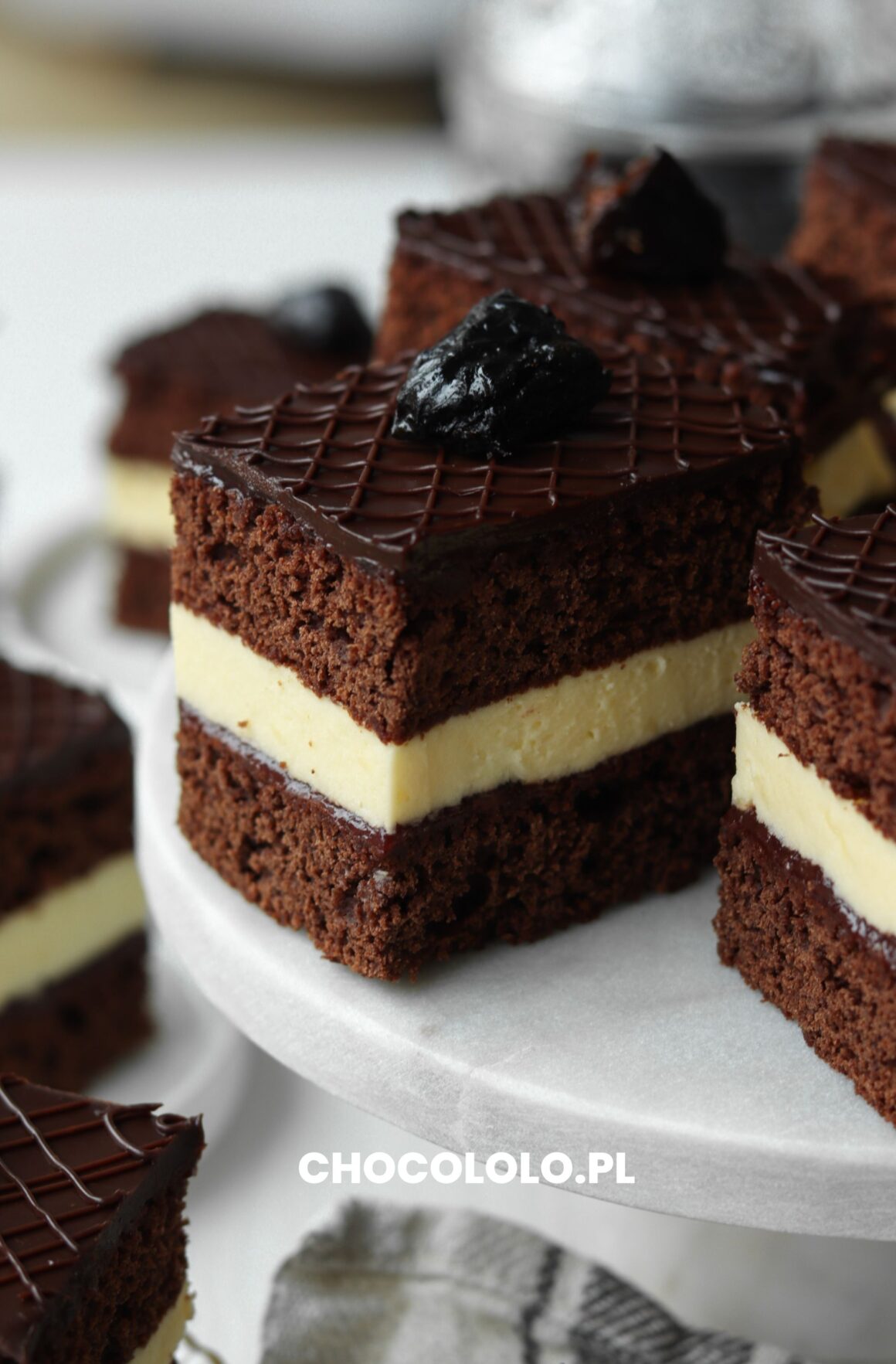 przepis na ciasto piernikowe z kremem i powidłami