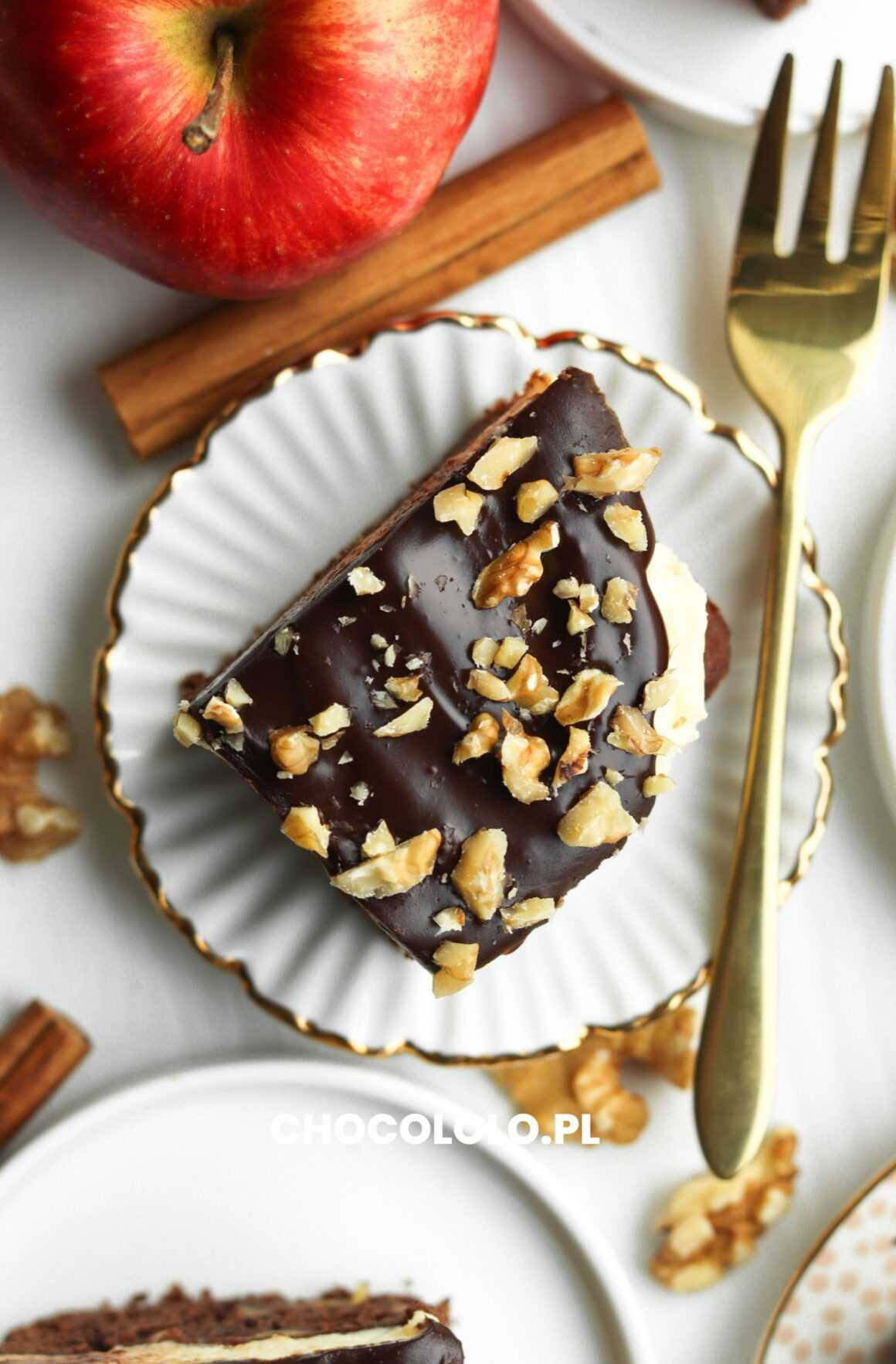 przepis na ciasto z jabłkami, kremem budyniowym i czekoladą