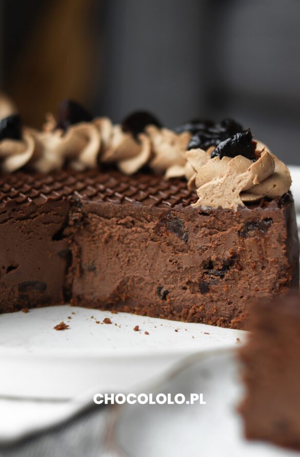 przepis na pyszny sernik czekoladowy z suszonymi śliwkami