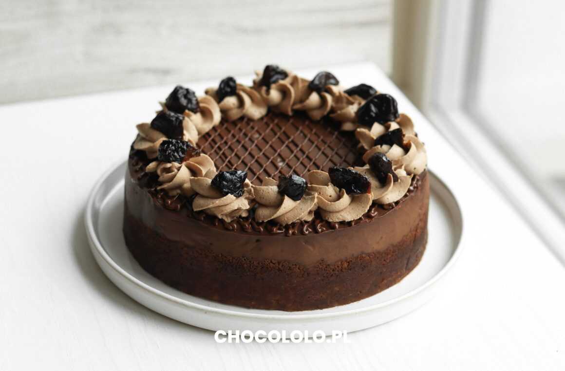 przepyszny czekoladowy sernik ze śliwkami