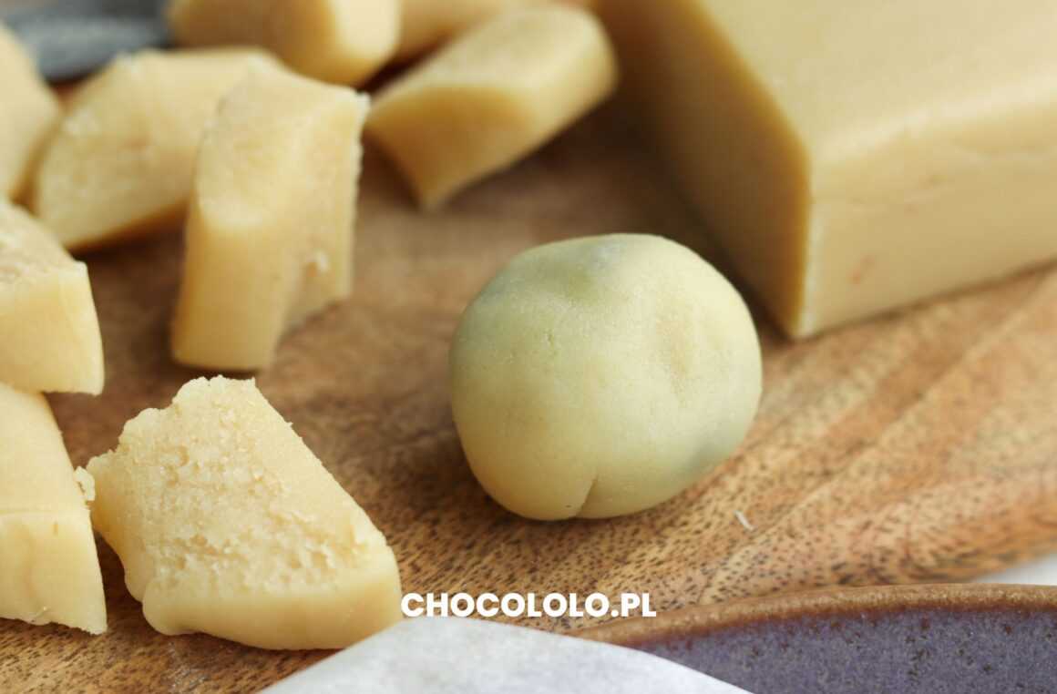 przygotowanie śliwek w marcepanie i czekoladzie