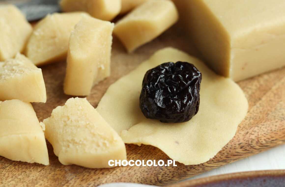 suszone śliwki w marcepanie i czekoladzie