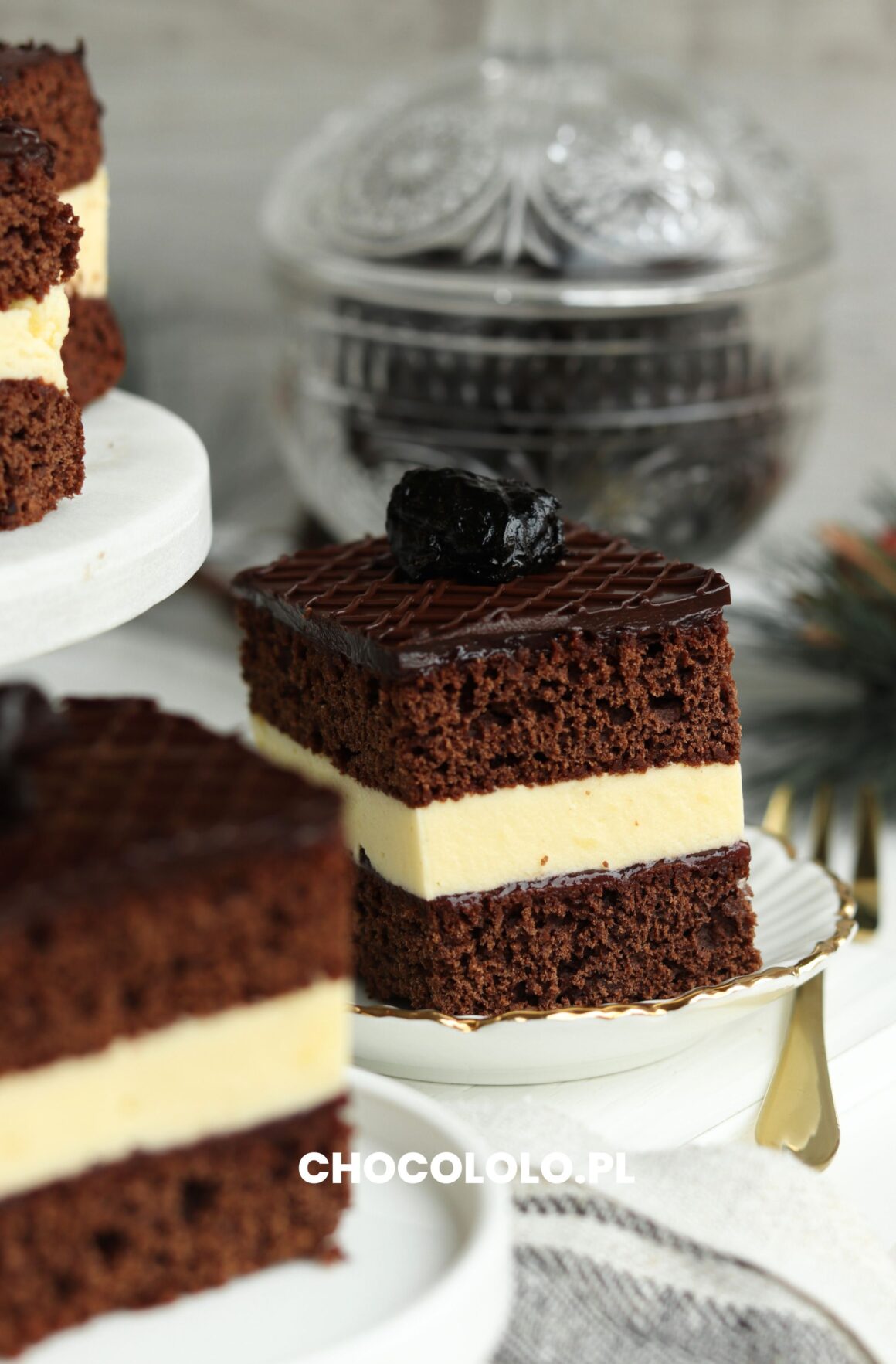 świąteczne ciasto piernikowe z kremem i powidłami