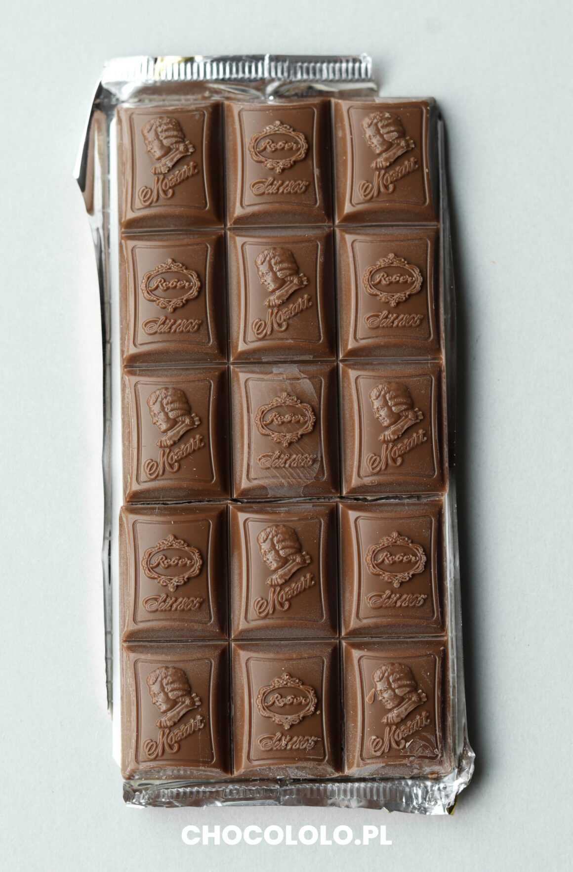 tabliczka czekolady mlecznej Reber Mozart z pistacjami i praliną