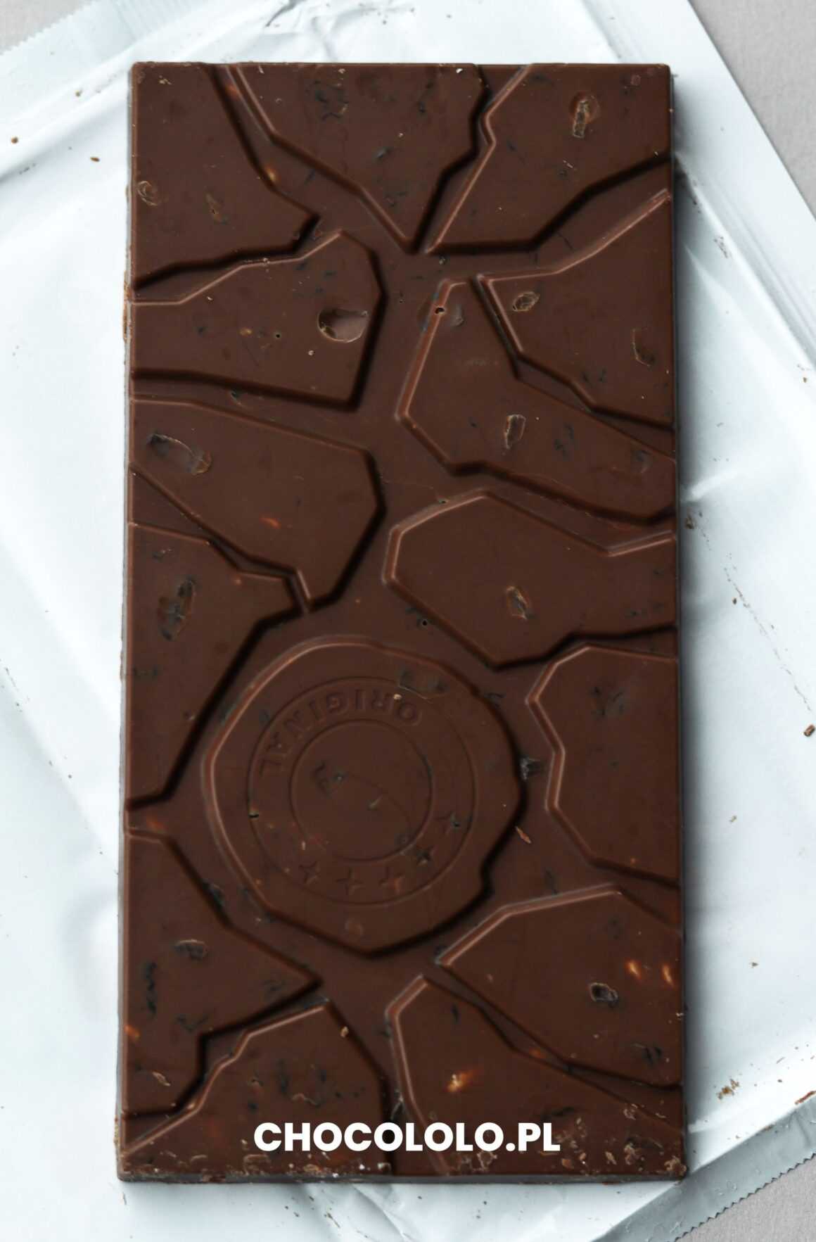 tabliczka czekolady studentskiej z orzechami, żelkami i rodzynkami