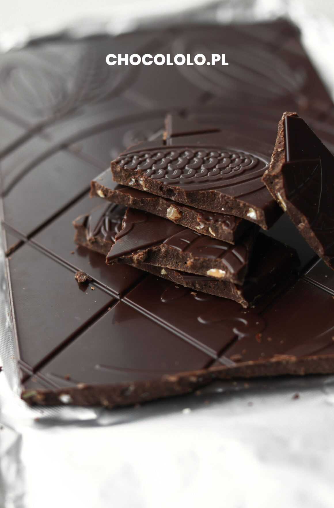 Kostki czekolady lekko gorzkiej z gruszką i migdałem