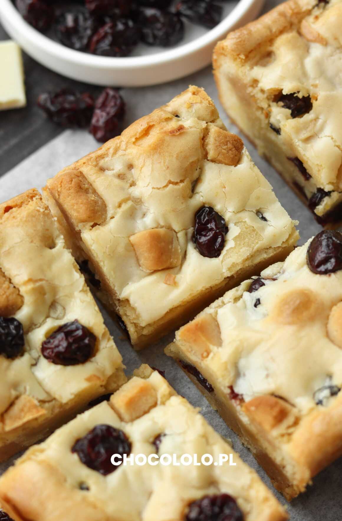 blondie migdałowe z marcepanem i zurawiną suszoną