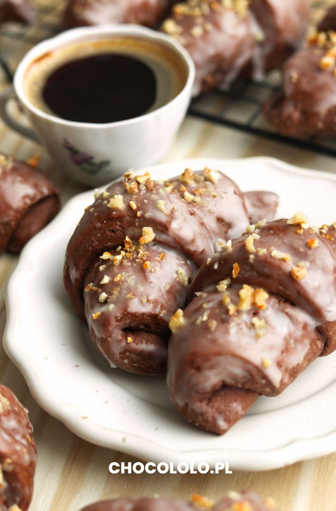 czekoladowe rogaliki drożdżowe z powidłami