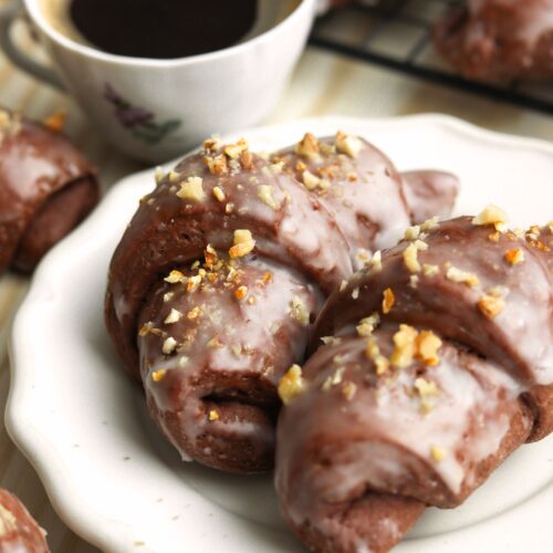 czekoladowe rogaliki drożdżowe z powidłami