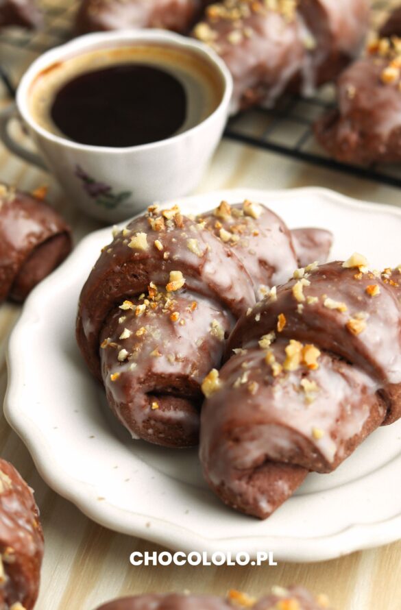 czekoladowe rogaliki drożdżowe z powidłami