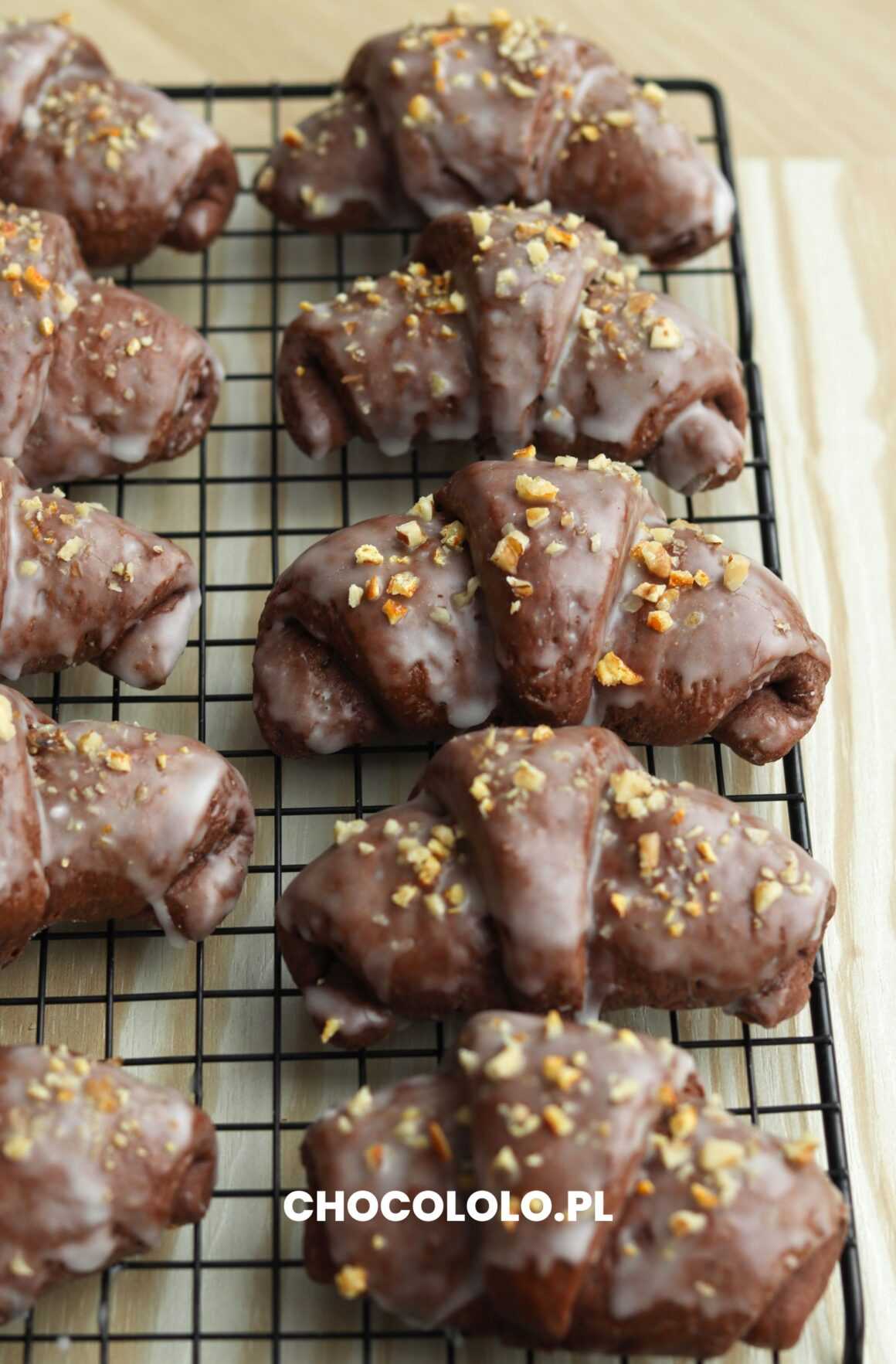 drożdżowe rogaliki czekoladowe z powidłami