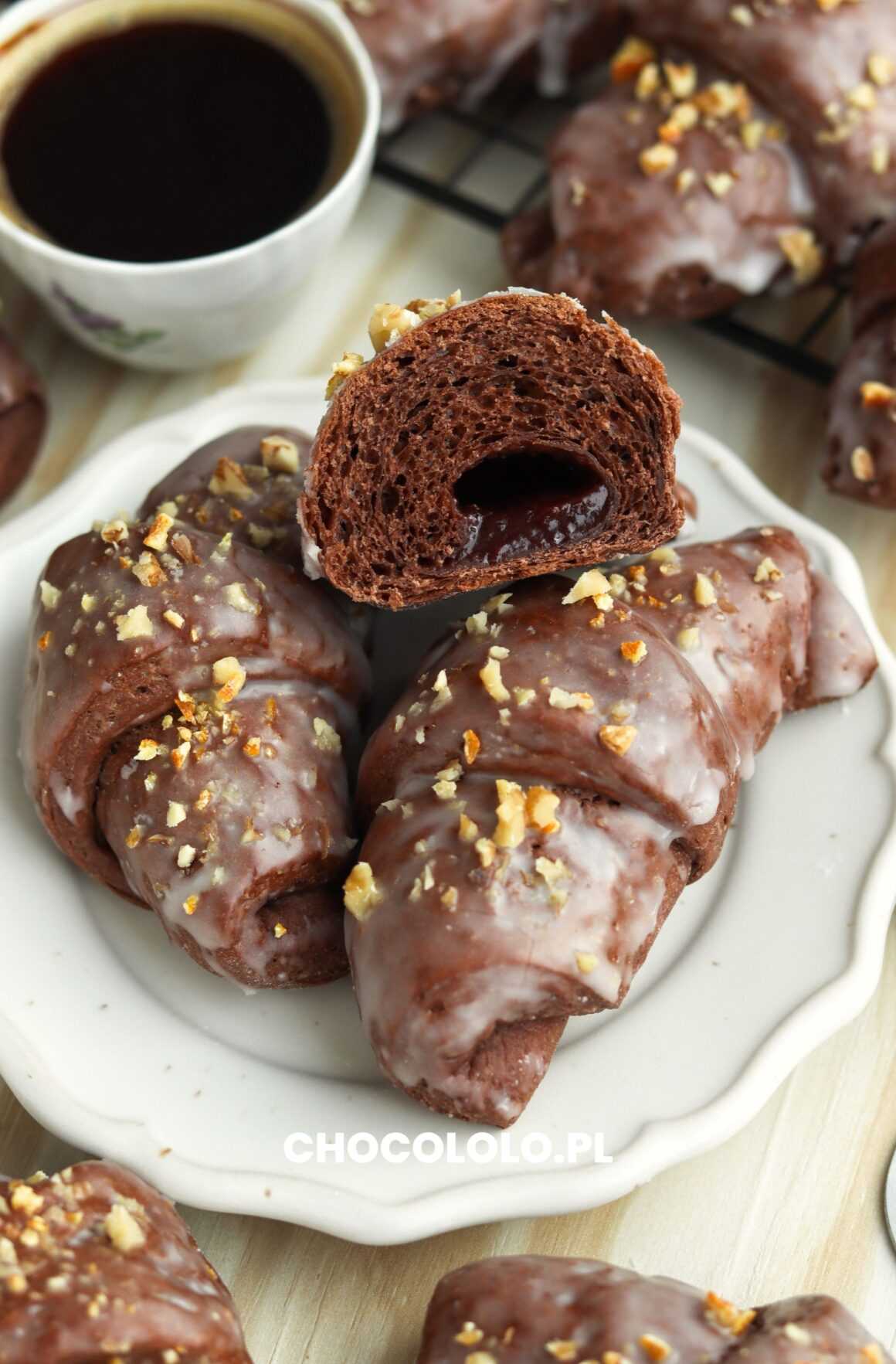 drożdżowe rogaliki z powidłami i lukrem