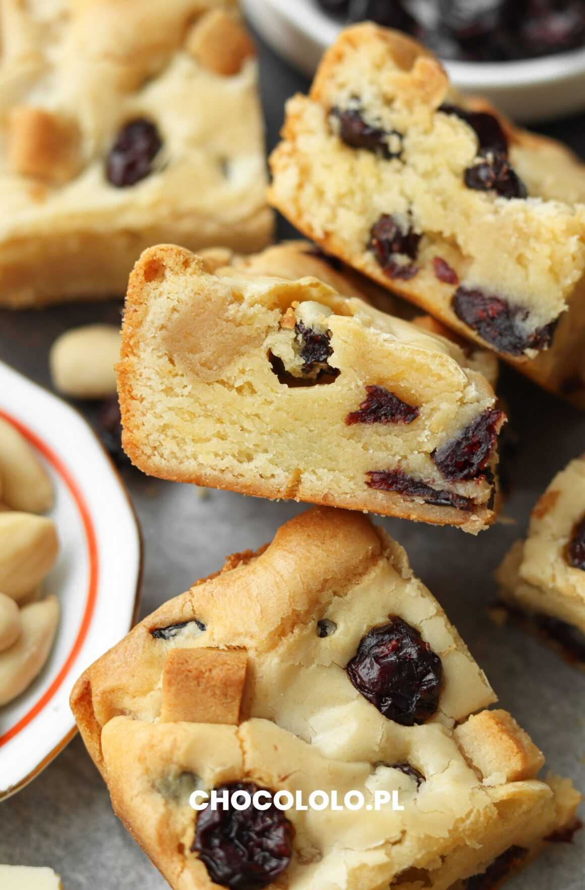 przepis na blondie z marcepanem i żurawiną 8 lutego 2021 muffinki czekoladowe Muffinki czekoladowe Bardzo czekoladowe, miękkie i wilgotne muffinki z kawałkami gorzkiej i mlecznej czekolady. Delikatne i puszyste muffinki z dodatkiem maślanki, która nadaje im tej wilgotności i sprawia, że pięknie rosną. Są wyjątkowo proste do przygotowania. Wystarczy wymieszać wszystkie składniki, które nie muszą być nawet w temperaturze pokojowej. A to sprawia, że robi się je szybko. Są więc idealne, gdy dopadnie nas ochota na domowe wypieki, ale nie mamy zbyt wiele czasu i chęci na skomplikowane receptury. W dodatku można jeść je jeszcze lekko ciepłe. No gorących może niekoniecznie, ale wiadomo jak ciężko się powstrzymać. Takie domowe muffinki czekoladowe są pyszne i rozpływające się w ustach. Po prostu trzeba spróbować. miękkie i wilgotne muffinki czekoladowe Muffinki czekoladowe - wskazówki To bardzo prosty i łatwy do przygotowania przepis na czekoladowe muffiny. Z podanymi wskazówkami będzie jeszcze prostszy! Jakie składniki są potrzebne do przygotowania muffinek czekoladowych? Składniki nie muszą być w temperaturze pokojowej, mogą być prosto z lodówki. Jeśli chcecie, można oczywiście wyjąć wcześniej z lodówki jajka i maślankę. Czekolada – Najlepiej wymieszać czekoladę gorzką min. 60% i mleczną. Można jednak użyć tyko gorzkiej lub tylko mlecznej jeżeli macie ochotę. Nadadzą się także groszki czekoladowe. Mąka – Pszenna mąka tortowa. Z powodzeniem można zamienić ją na jasną mąkę orkiszową typ 700. Cukier brązowy – Ma głębszy smak, ale można użyć cukru białego. Kakao – Ciemne alkalizowane kakao (ogólnodostępne w sklepach) jest gwarancją, że muffinki będą mocno czekoladowe i o pięknej, ciemnej barwie. Maślanka – Jeśli akurat nie macie maślanki, opcjonalnie można wykorzystać jogurt naturalny o rzadkiej konsystencji. Jednak maślanka sprawia, że muffinki są puszyste, wilgotne i lekkie jednocześnie. Z jogurtem mogą być trochę cięższe, ciasto bardziej zbite, ale wciąż pyszne. Masło – Prawdziwe masło o wysokiej zawartości tłuszczu. Nie margaryna lub mix masła i margaryny. Ile muffinek czekoladowych wyjdzie z podanego przepisu? Przepis na 12 większych lub ok. 18 mniejszych muffinek. W zależności od foremki. Sama użyłam większych i wyższych papilotek (takich jak na zdjęciu). One mogą nie mieścić się do standardowej formy na muffinki, dlatego używam jednorazowych foremek aluminiowych. Do nich trzeba włożyć papilotkę i można wykorzystać je kilkukrotnie. Polecam Wam mieć zestaw takich metalowych „jednorazowych” foremek. Można je dostać w sklepach, marketach. Są rewelacyjne jeśli zdarzy się Wam kupić papilotki, które są zbyt duże i nie mieszczą się do standardowej foremki na muffinki. Także jak chcecie upiec większe muffinki. prosty przepis na domowe muffinki czekoladowe Ciasto w papilotkach przed pieczeniem. Widać metalowe foremki, o których mowa we wskazówkach. Muffinki czekoladowe - jak przechowywać Czekoladowe muffinki najlepiej przechowywać w pojemniku lub zabezpieczone folią. Mogą pozostać w temperaturze pokojowej. Będą dobre przez 2-3 dni, ale najlepsze są w dniu pieczenia. przepis na muffinki czekoladowe Prosty przepis na wilgotne, puszyste muffinki czekoladowe: muffinki czekoladowe MUFFINKI CZEKOLADOWE Joanna | chocololo.pl Bardzo czekoladowe, miękkie i wilgotne muffinki z kawałkami gorzkiej i mlecznej czekolady. Proste do przygotowania. Przepis na 12 dużych muffinek. WYDRUKUJ PRZEPIS PRZYPNIJ PRZEPIS UDOSTĘPNIJ PRZEPIS SKŁADNIKI 290 g mąki pszennej 150 g cukru brązowego 40 g kakao 2 jajka 280 ml maślanki 100 g masła 1 łyżeczka proszku do pieczenia szczypta soli 1 łyżeczka sody 100 g czekolady gorzkiej 150 g czekolady mlecznej PRZYGOTOWANIE Piekarnik nagrzać do 175 stopni C (góra-dół). Foremkę na muffinki wyłożyć papilotkami. Masło roztopić w garnuszku i odstawić do ostudzenia. Przygotować dwie miski. Do pierwszej przesiać mąkę, kakao, proszek i sodę. Do drugiej wbić jajka, wsypać cukier i szczyptę soli, wlać maślankę i wymieszać. Energicznie mieszając dodać wystudzone masło. Do mokrych składników wsypać suche i dobrze wymieszać. 100 g czekolady gorzkiej posiekać, 100 g czekolady mlecznej pokroić w kosteczki. Wsypać do ciasta i wymieszać. Nakładać ciasto do 3/4 papilotki. 50 g czekolady mlecznej pokroić w kostkę i posypać nią muffinki. Piec 20-25 minut mniejsze muffinki (standardowe), a większe ok. 35-40 minut, do suchego patyczka. Słowo kluczowe czekolada, czekolada gorzka, czekolada mleczna, kakao, muffinki, muffinki z czekoladą Najczęściej zadawane pytania: Nie mam maślanki. Czym mogę ją zastąpić? Maślankę można z powodzeniem zastąpić taką samą ilością kefiru lub jogurtu naturalnego. W przypadku jogurtu, najlepiej aby był to jogurt o rzadszej konsystencji, nie jak np. grecki. Czy mogę zamienić masło na olej w przepisie na muffiny? W tym przepisie można zamienić masło na olej. 80 ml będzie ok. Moje muffinki urosły, pękły i wyglądały jak wulkan. Dlaczego? Dzieje się tak, gdy temperatura w piekarniku jest zbyt duża. Wierzch muffinki przypieka się szybko, ale środek pod wpływem ciepła wciąż rośnie tworząc pęknięcie, przez które ucieka ciasto. Warto sprawdzić, czy podczas pieczenia przez pomyłkę nie został włączony termoobieg. Czy mogę dodać mniej czekolady do ciasta? Mam tylko 100 gram. Można dodać mniej czekolady do ciasta. Muffiny będą trochę mniej słodkie jeśli to sama czekolada gorzka. Muffinki wyszły suche. Co może być przyczyną? Z podanymi proporcjami nie powinny być suche, a mocno wilgotne. Jeśli wyjdą inaczej, może to być wina: zbyt długiego pieczenia źle odmierzonych składników (zbyt dużo mąki/mało maślanki) do muffinek dodana została czekolada mocno gorzka o wysokiej zawartości kakao i dodatkowym kakao i niskiej zawartości tłuszczu w składzie Czasem muffiny są mniej wilgotne, gdy zrezygnujemy z podanej ilości cukru i damy go mniej. Moje muffinki piekły sie zbyt długo i są suche. Co mogę zrobić? Jeśli muffiny wyszły suche, można je uratować i zrobić z nich super deser. Mamy dwie opcje: nasączyć je (mocno) kawą, kakao lub mlekiem i podpiec w piekarniku przez 2 minuty można je wydrążyć, nasączyć kawą/ kakao/ mlekiem i nadziać np. kremem czekoladowym lub dżemem, następnie (opcjonalnie) polać czekoladowym ganache. Zobacz przepis na Babeczki z nadzieniem malinowym