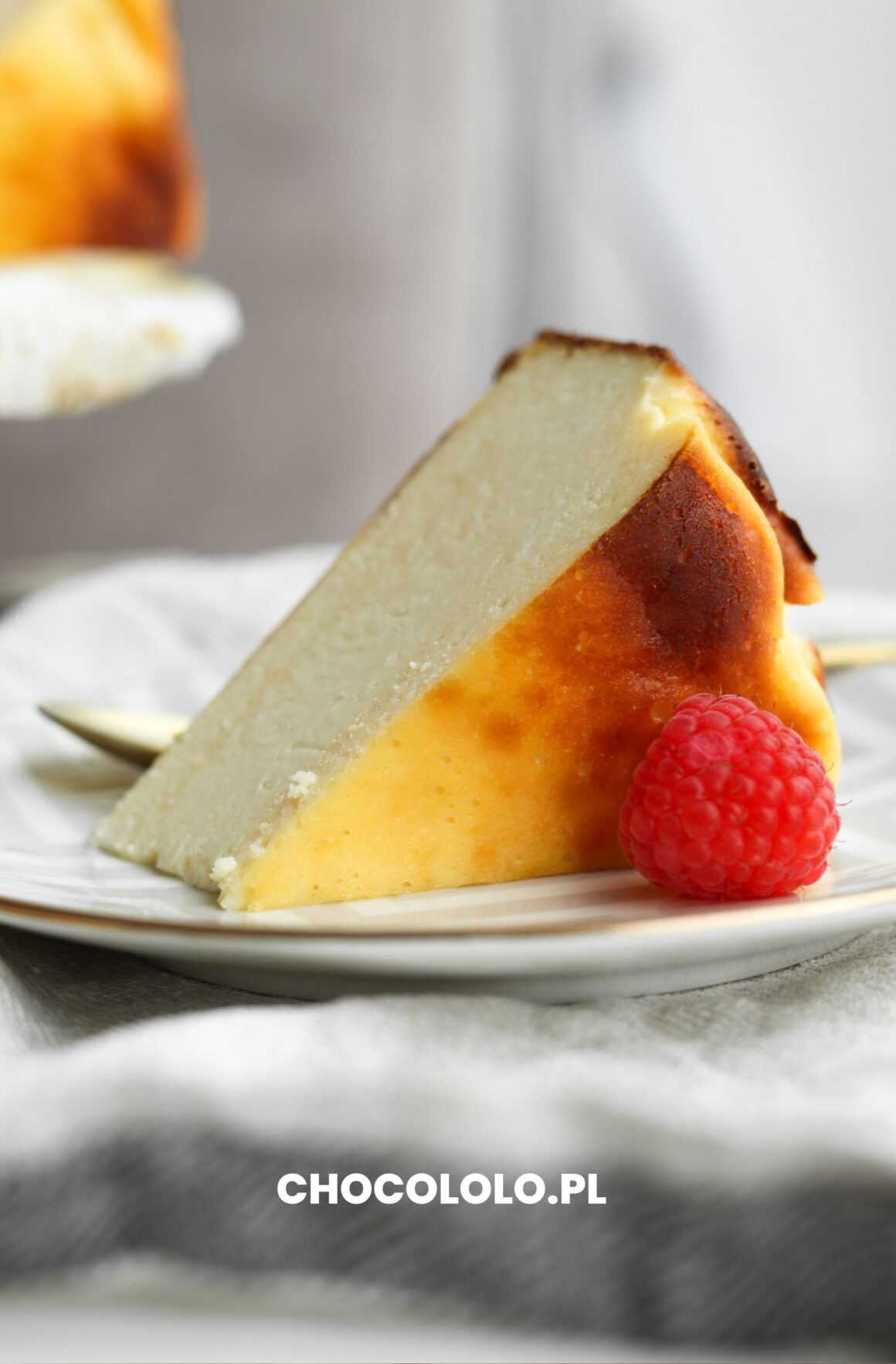 przypieczony sernik baskijski z białą czekoladą