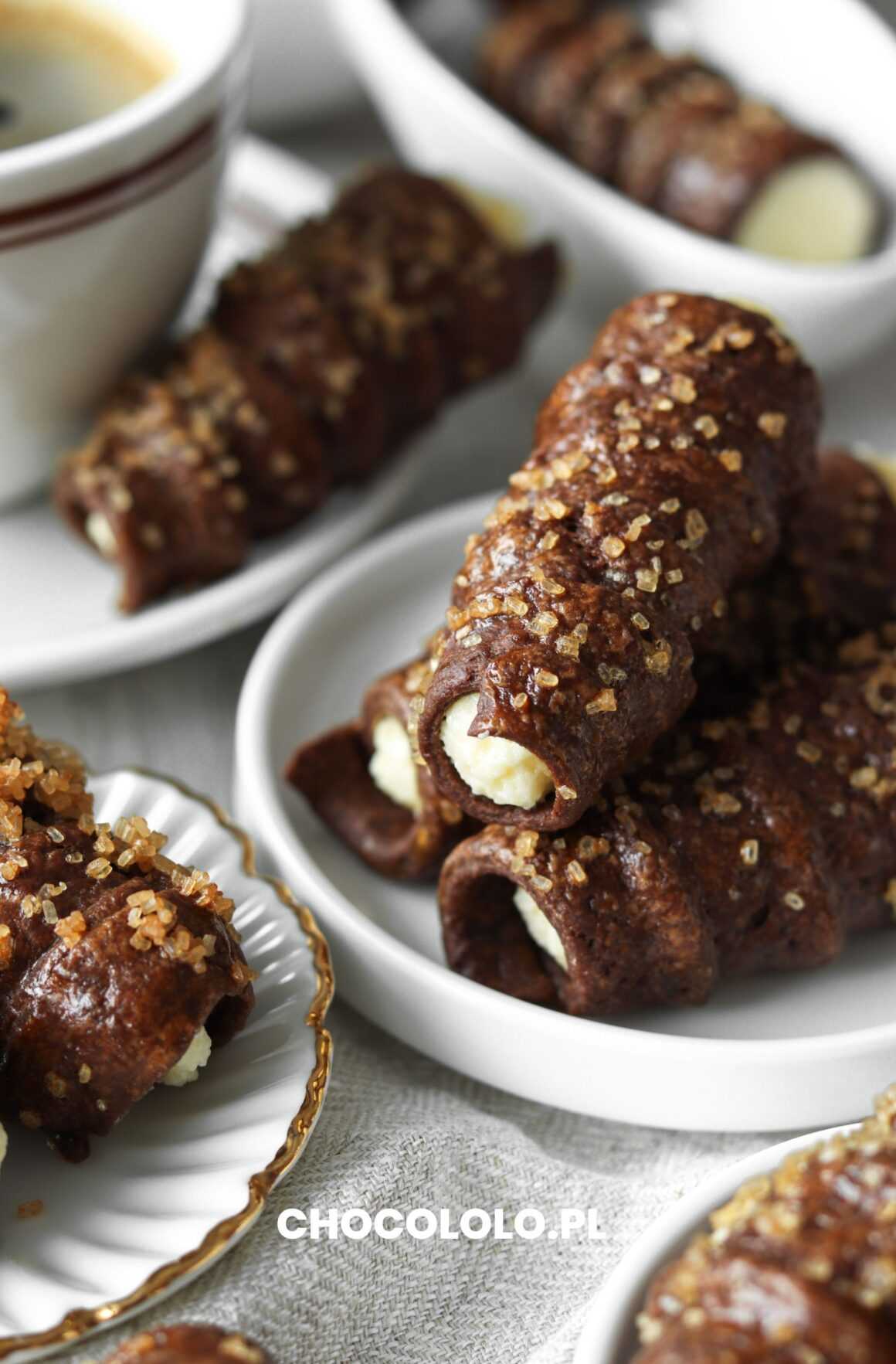 rurki z ciasta kakaowego wypełnione kremem budyniowym