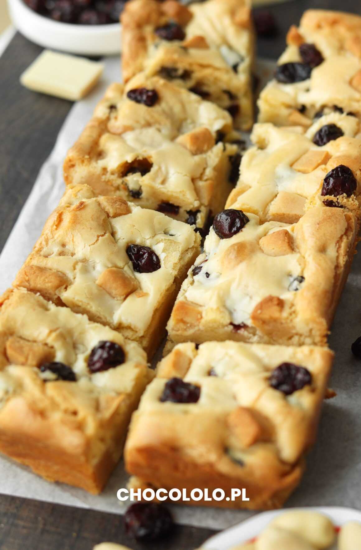 słodkie blondie z białą czekoladą, marcepanem i żurawiną