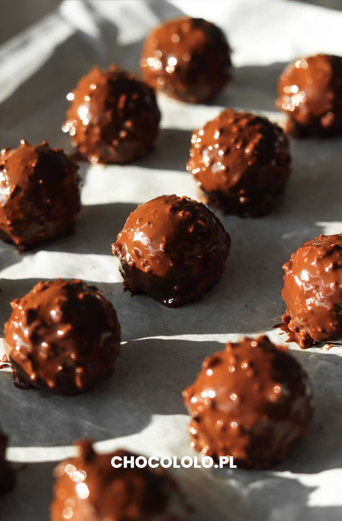 trufle z ciecierzycy z daktylami i kakao