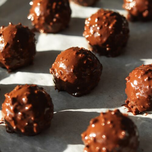 trufle z ciecierzycy z daktylami i kakao