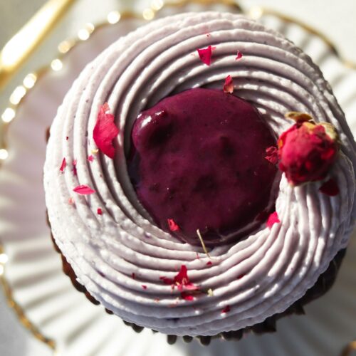 babeczki czekoladowe z borówkami i kremem