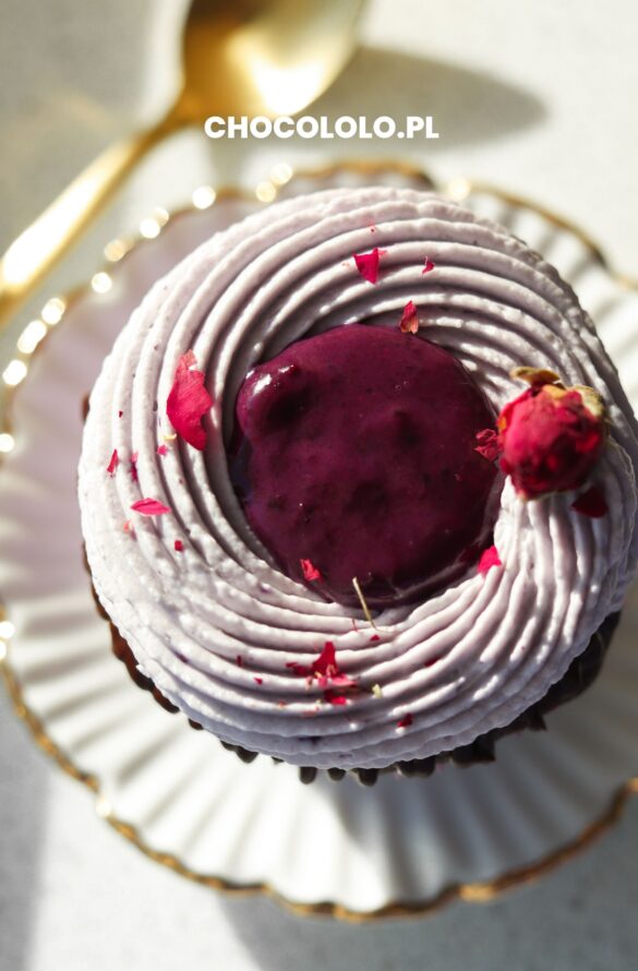 babeczki czekoladowe z borówkami i kremem