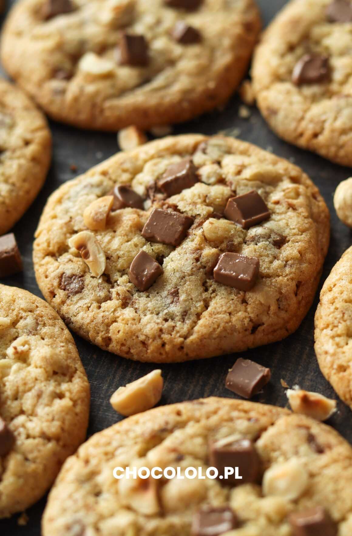 ciasteczka z orzechami laskowymi i mleczną czekoladą