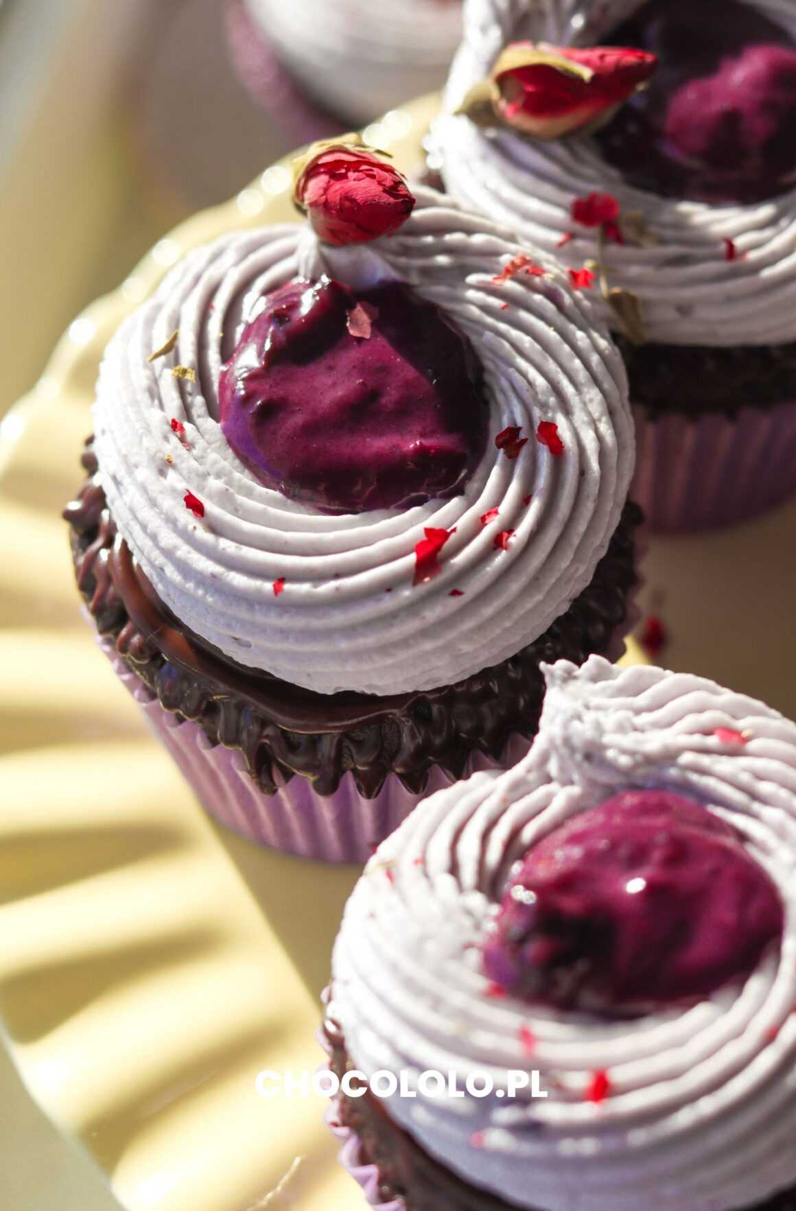 czekoladowe babeczki z borówkami i kremem