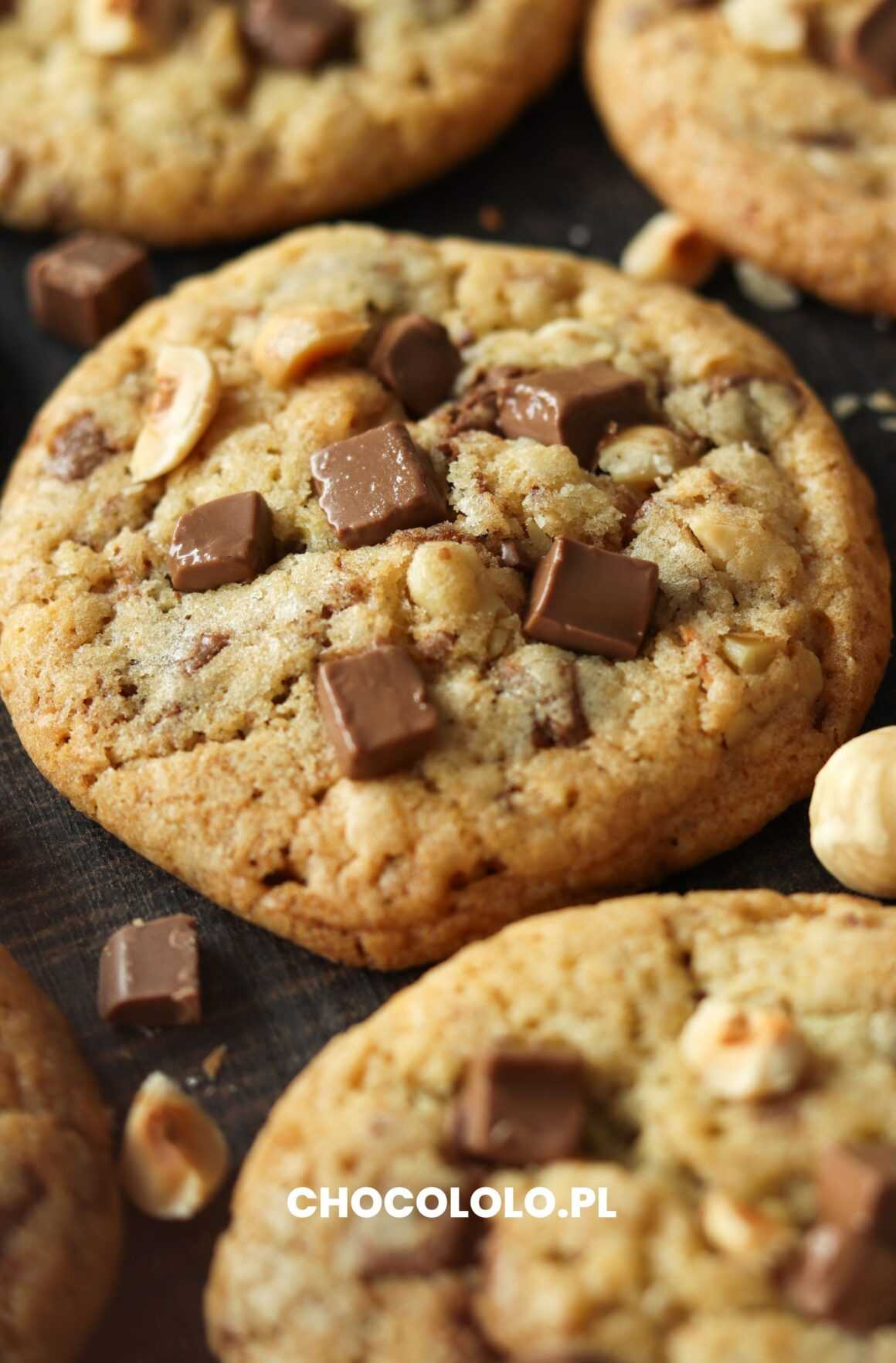 kruche ciastka z orzechami i czekoladą mleczną przepis