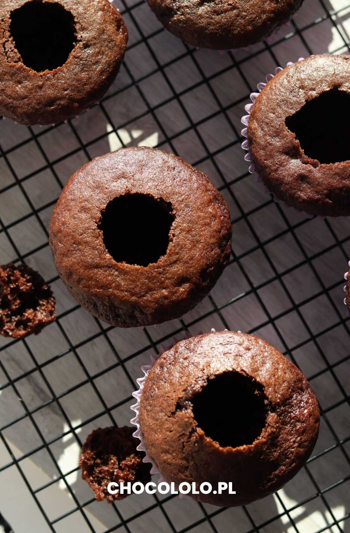 przepis na babeczki czekoladowe z kremem i borówkami