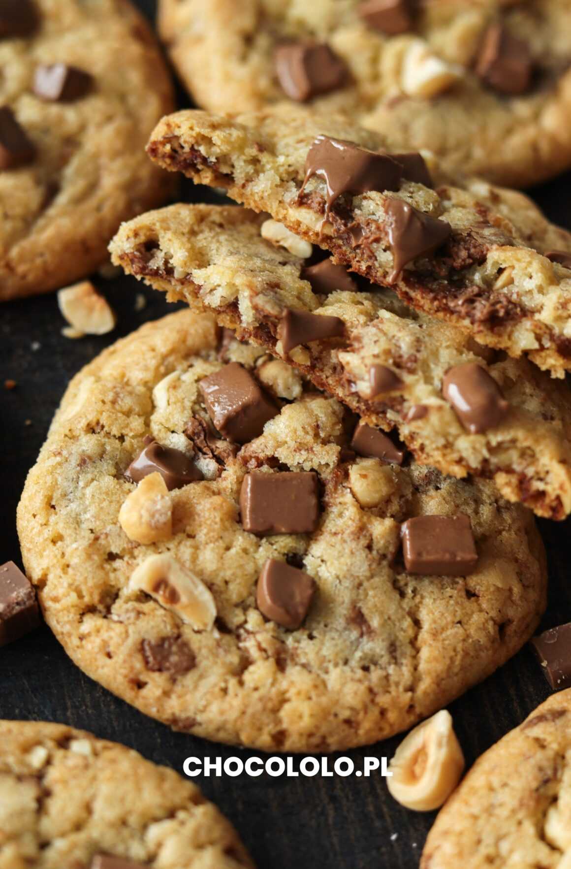 przepis na kruche ciasteczka z orzechami i mleczną czekoladą