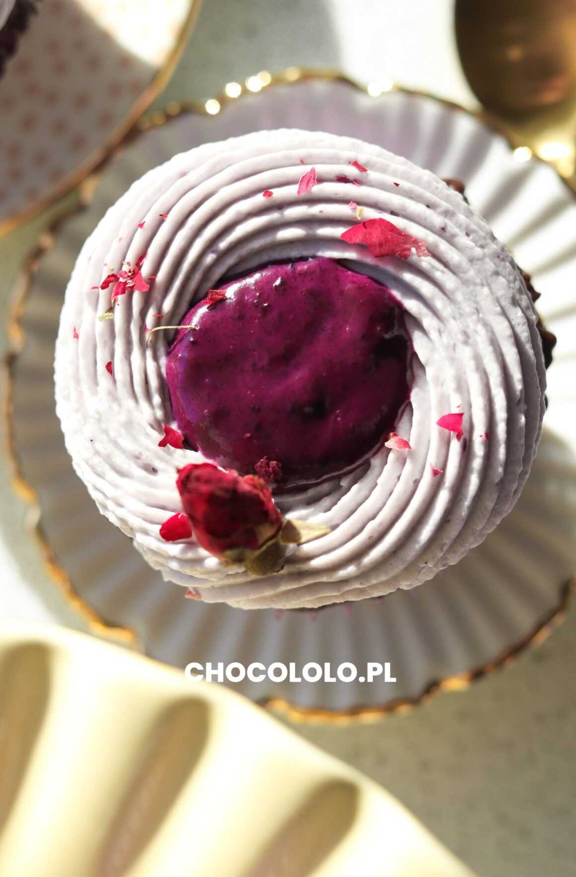 pyszne babeczki czekoladowe z kremem i borówkami przepis