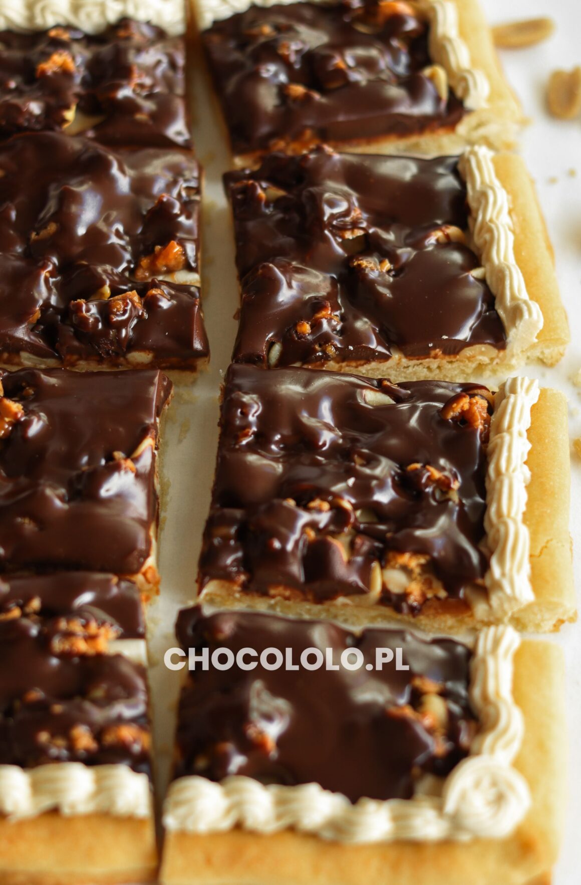 fistaszkowy mazurek z krówkami i czekoladą