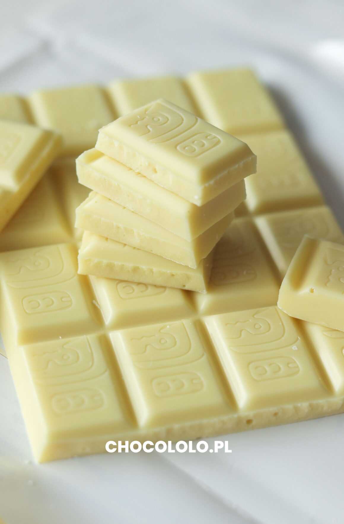 kostki białej czekolady meltie