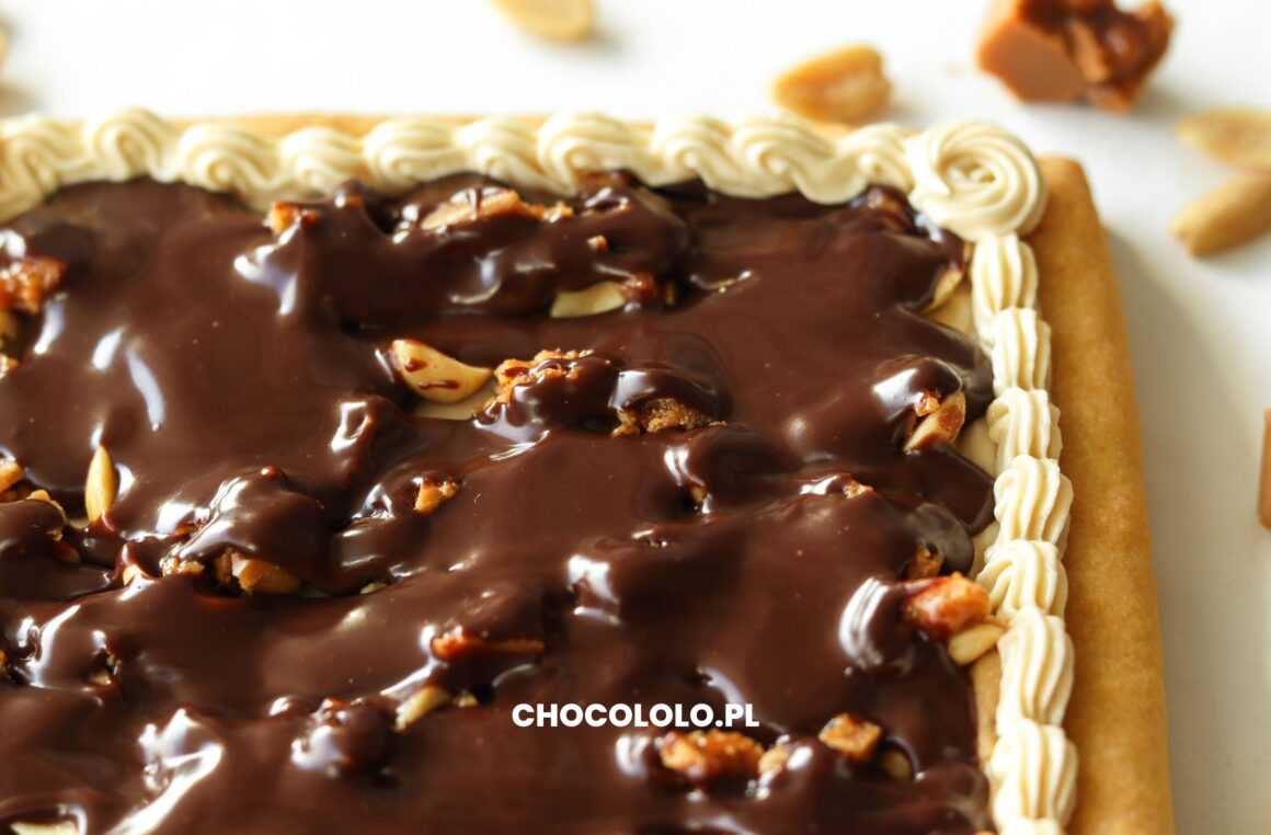 mazurek z solonymi orzechami, krowkami i czekoladą
