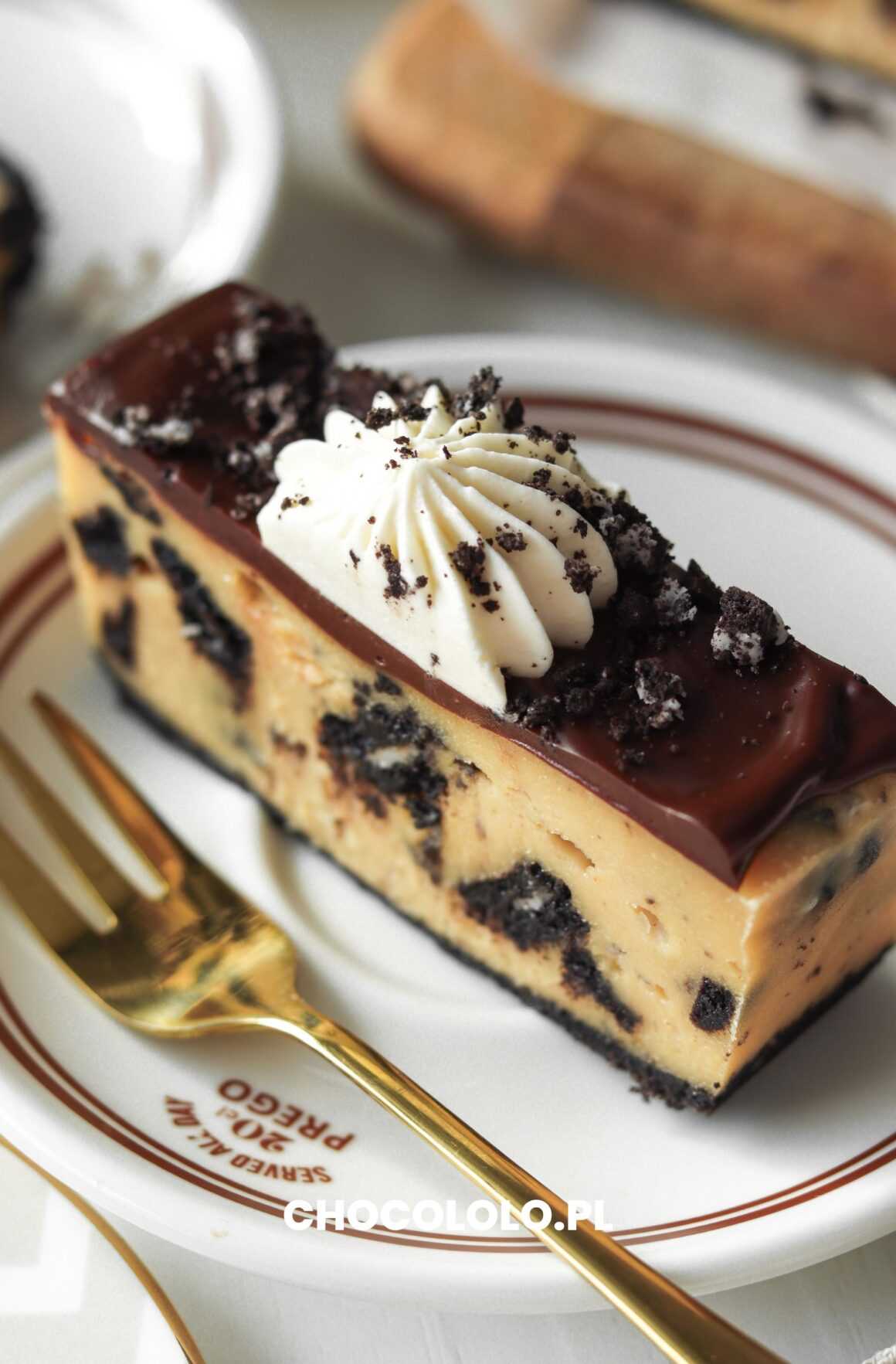 przepis na sernik z masłem orzechowym i oreo