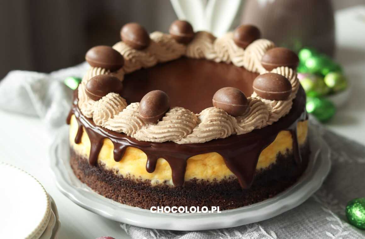 pyszny sernik z brzoskwiniami na wielkanocny stół