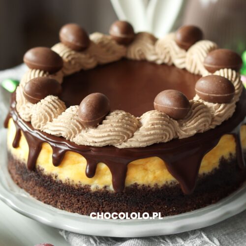 pyszny sernik z brzoskwiniami na wielkanocny stół