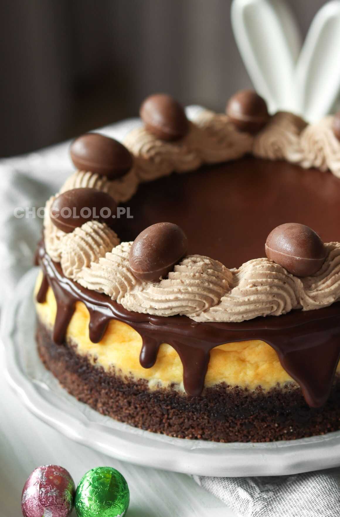 sernik z brzoskwiniami i czekoladą na wielkanoc