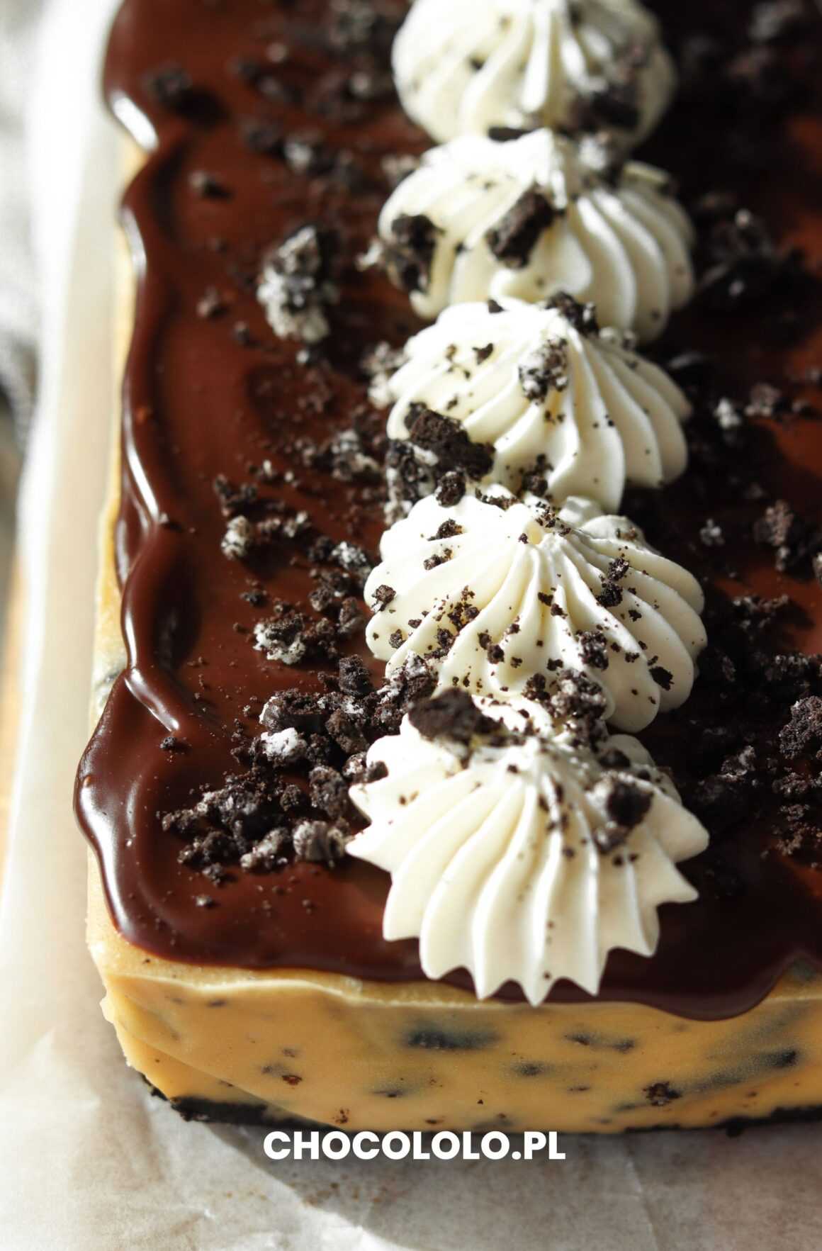 sernik z ciasteczkami oreo i masłem orzechowym