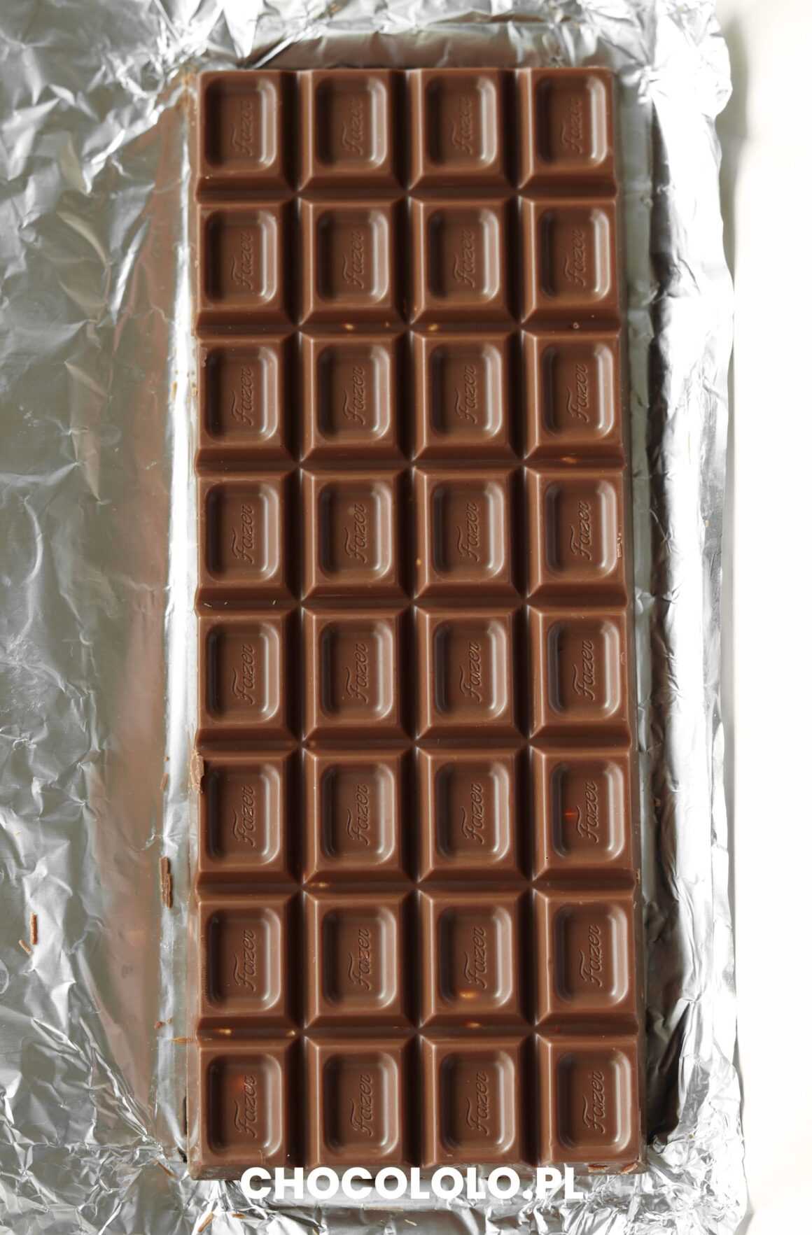 tabliczka czekolady mlecznej Fazer z całymi orzechami przód