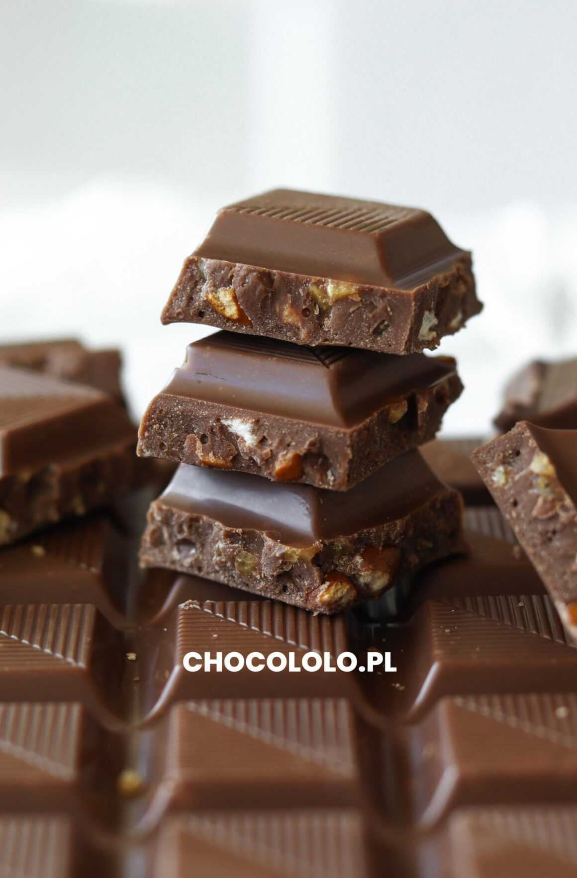 kostki czekolady das exquisite z preclami, chrupkami karmelowymi i solą